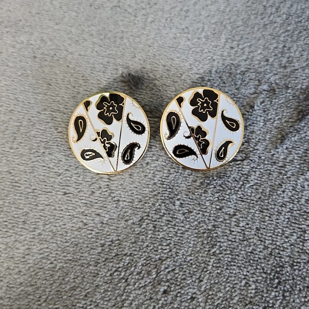 Cloisonne, Woman's, Earrings, White Background, Blk Flowers, Gold Tone Outline - Picture 1 of 4